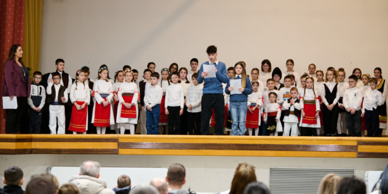 Srpska deca u Italiji pesmom i igrom ponosno brane ćirilicu