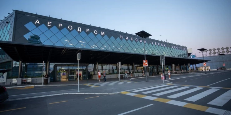 Avion iz Dubaija sa državljanima Srbije sleteo u Beograd!