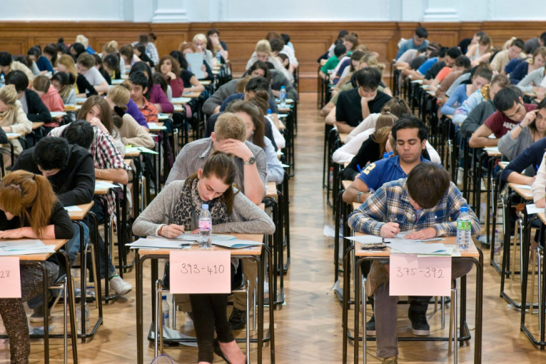 Danas matematika, sutra maternji i izborni: Počeo probni završni ispit za đake!