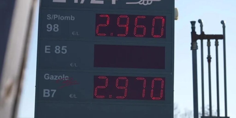 Gorivo skoro 3 evra po litru u Francuskoj: Prevoznici krenuli u blokade