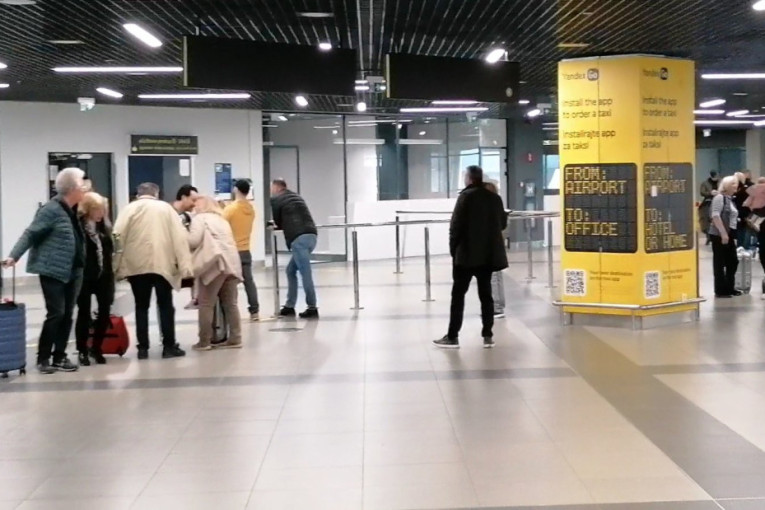 Još jedan avion iz Dubaija sleteo u Beograd