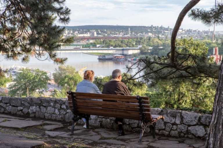 Počinje podela paketa pomoći za penzionere – poznati uslovi i mesta preuzimanja