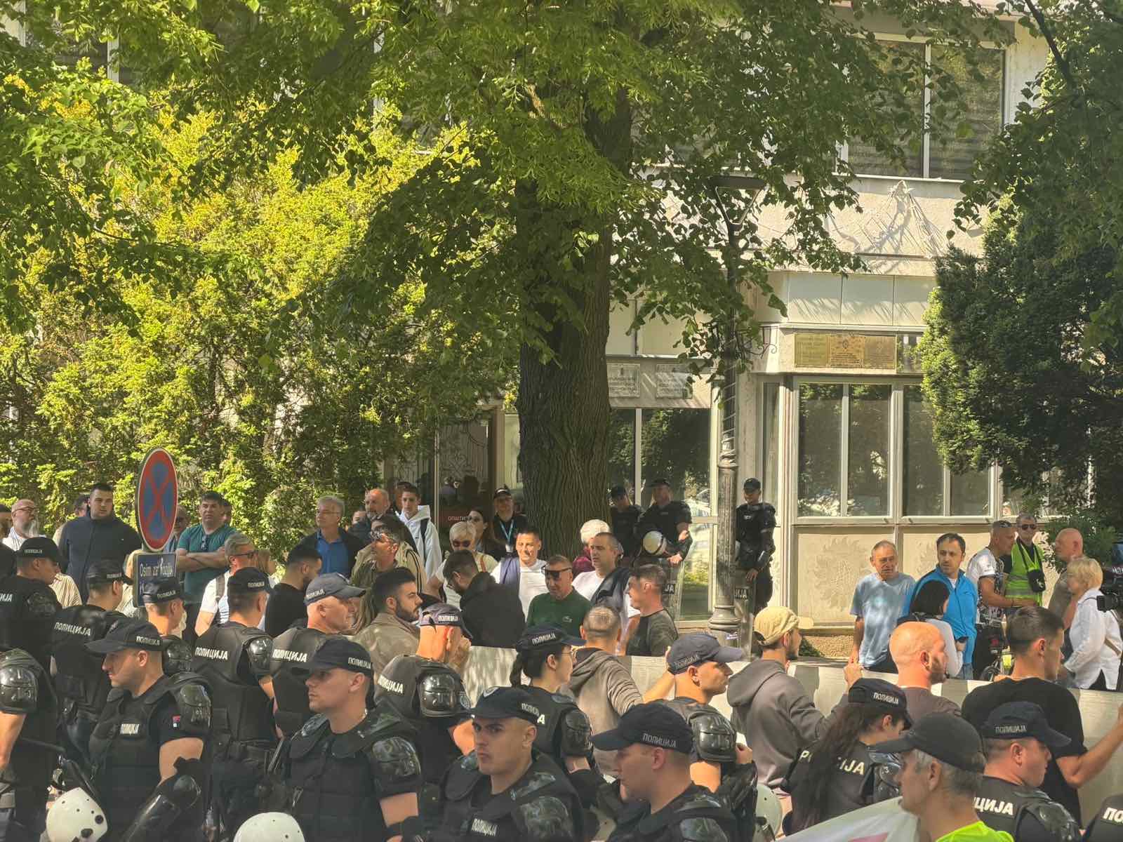 Kula: Opozicija najavila „hiljade“ aktivista, a svega dvadesetak ih se okupilo. Poziv bez odziva! (VIDEO)