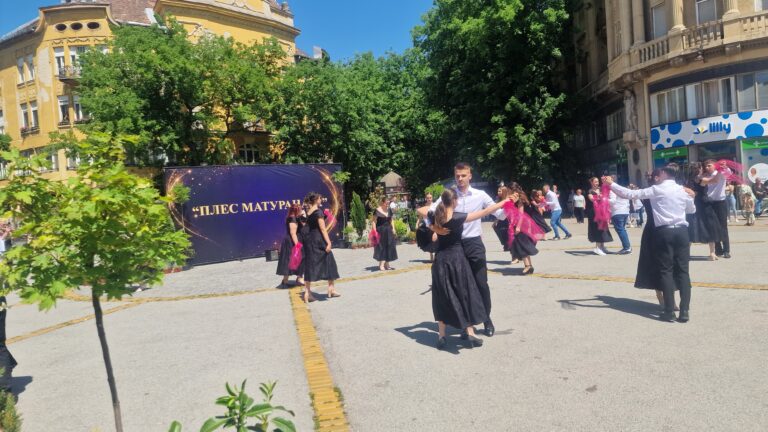 Delić atmosfere sa Gradskog trga u Subotici: maturski ples uz zvuke valcera razgalio publiku