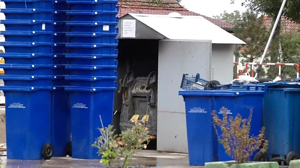 Podela plavih kanti za odvoženje reciklabilnog otpada u MZ Višnjevac i Bačko Dušanovo