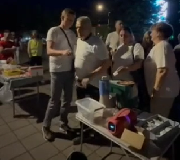 (VIDEO) Doček humanitaraca u Kikindi: SNS PRIKUPIO POMOĆ ZA LJILJANU, BLOKADERIMA OSTALI SAMO ZVIŽDUCI